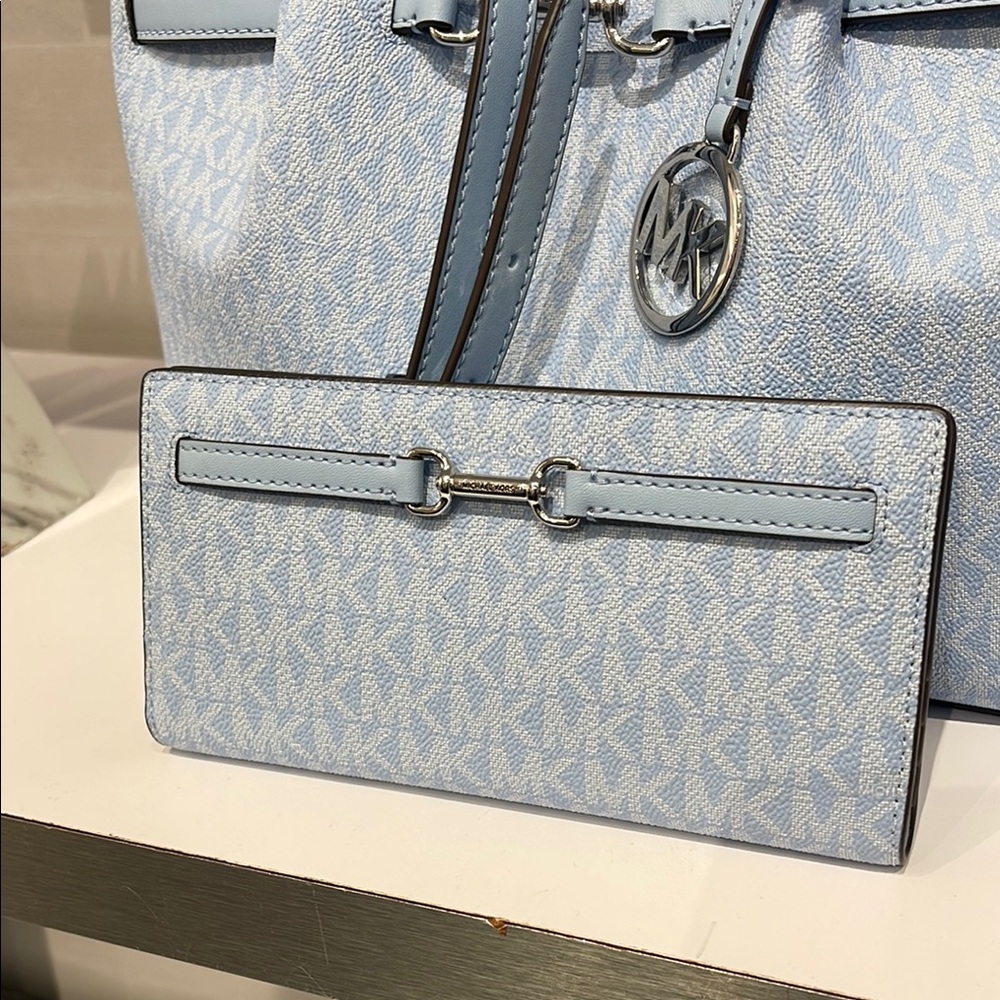 MICHAEL KORS Carson Large Signature Logo Bifold Wallet
Light Sky
NWT - Picture 6 of 16